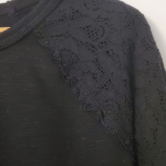 Black sweatshirt with lace should detail - Picture 1 of 3